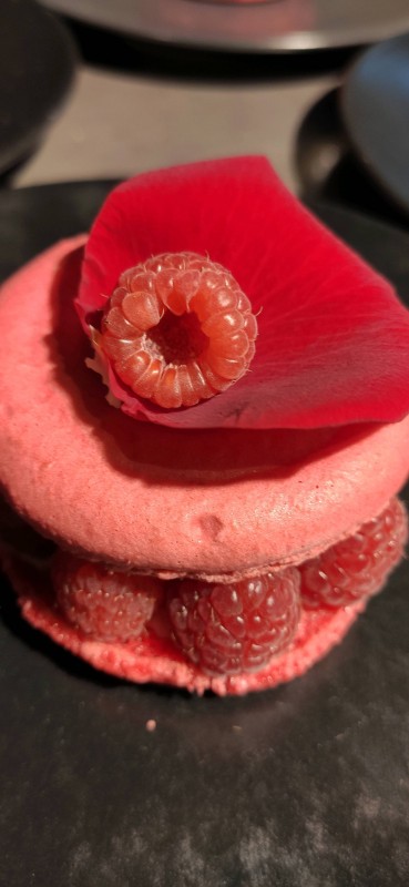 Macaron Ispahan dessert